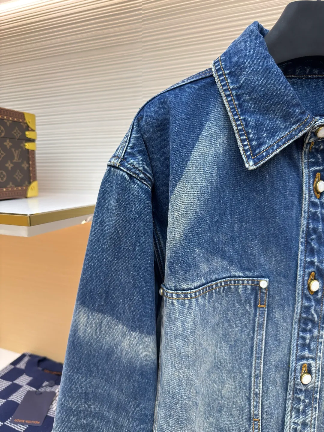 LOUIS VUITTON sun-faded denim jacket ●Authentic product: purchased and developed for 18700 ●Item number: 1680026-B85 ●Material: denim denim ●Technology: sun-faded ●Version: fitted version ●Size: 46-48-50-52 ●Weight: about 1250g ●Description: Classic blue, distressed and faded, full of retro tones, like something out of a 90s fashion magazine. Wear it, casual and comfortable, full of relaxation, and easily create a fashionable atmosphere. The fabric is soft and elastic, allowing you to move freely while wearing it, and it will carry the wind when you walk. The three-dimensional tailoring fits the shape of the legs, hides the flesh and makes the legs straight, and can be controlled by both pear-shaped and rectangular figures. The overall wiring is straight and delicate, the fabric is comfortable and soft, and the color is consistent without color difference. It can be matched with the same style to create a fashionable look and control various occasions. Customized accessories, complete with three standards, same style for men and women!